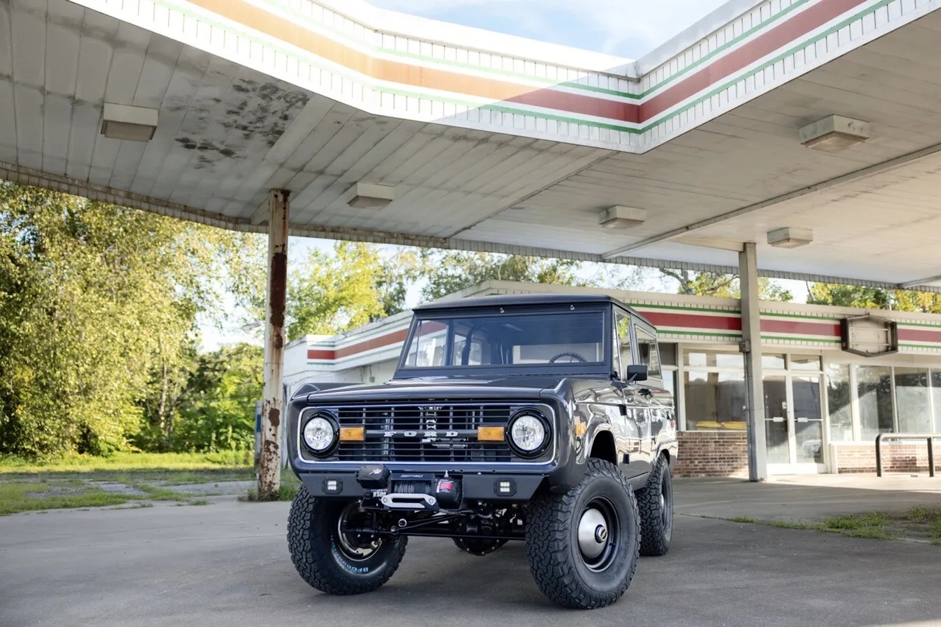Ford-Bronco-1973-Porsche-Gray-Black-Grey-2