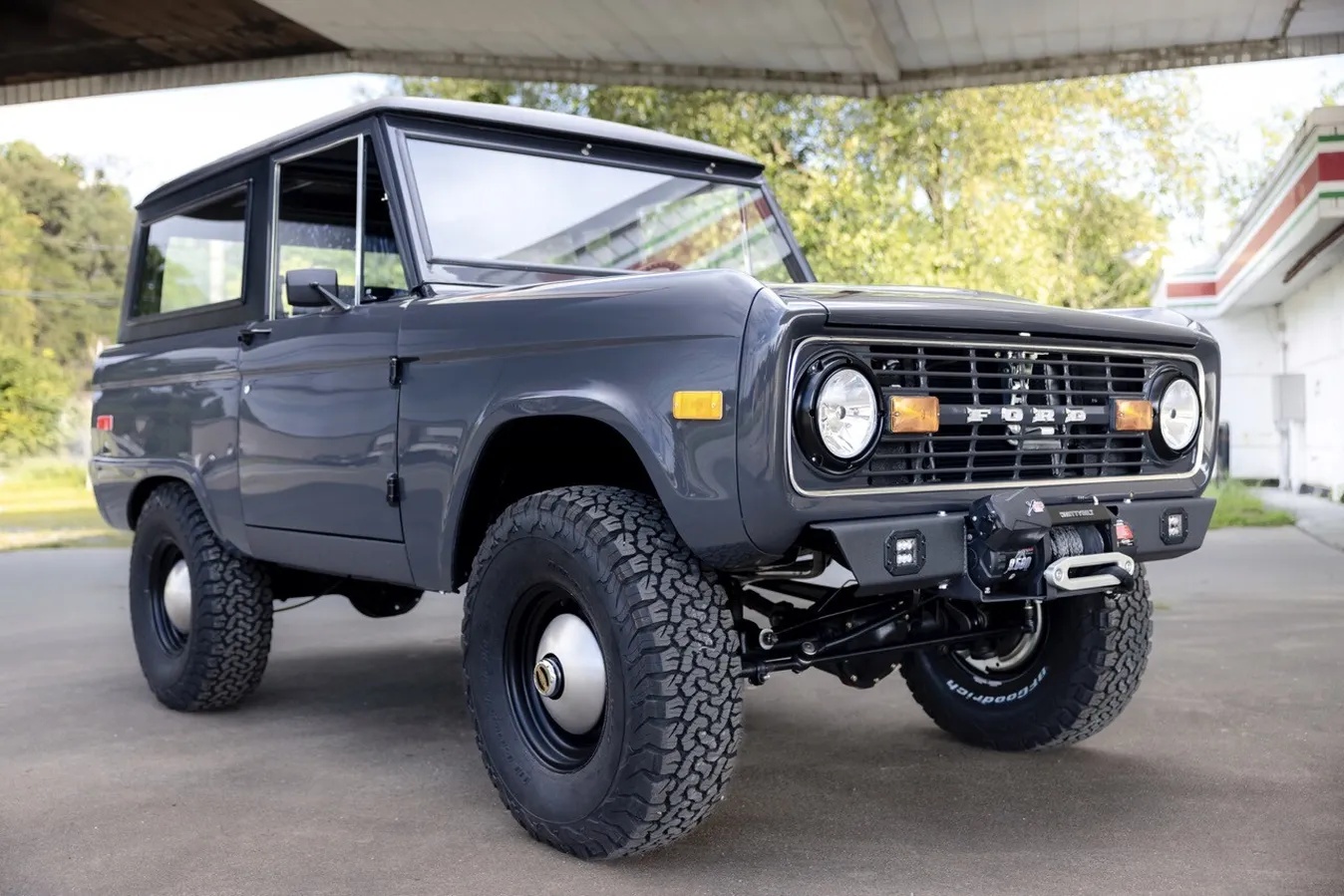 Ford-Bronco-1973-Porsche-Gray-Black-Grey-3