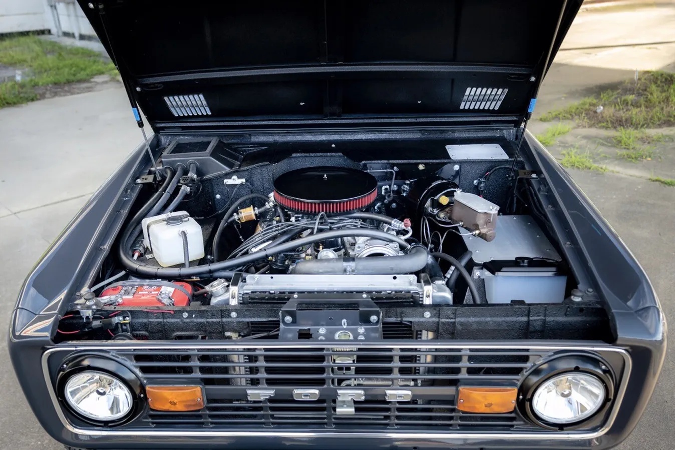Ford-Bronco-1973-Porsche-Gray-Black-Grey-4