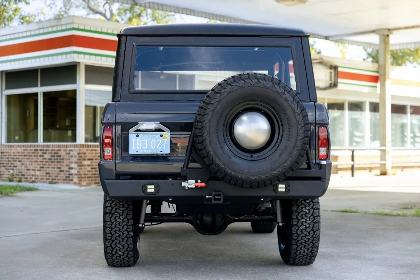 Ford-Bronco-1973-Porsche-Gray-Black-Grey-8