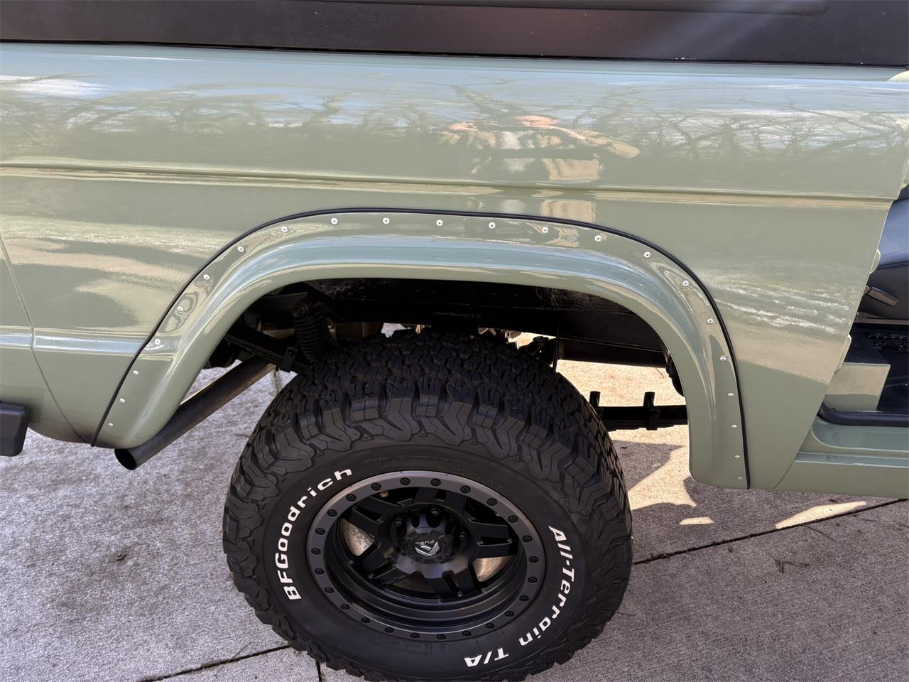 Ford-Bronco-1974-Boxwood-green-Black-43