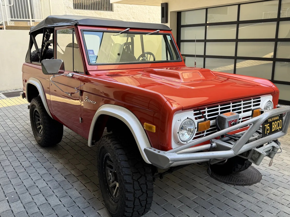 Ford-Bronco-1975-1