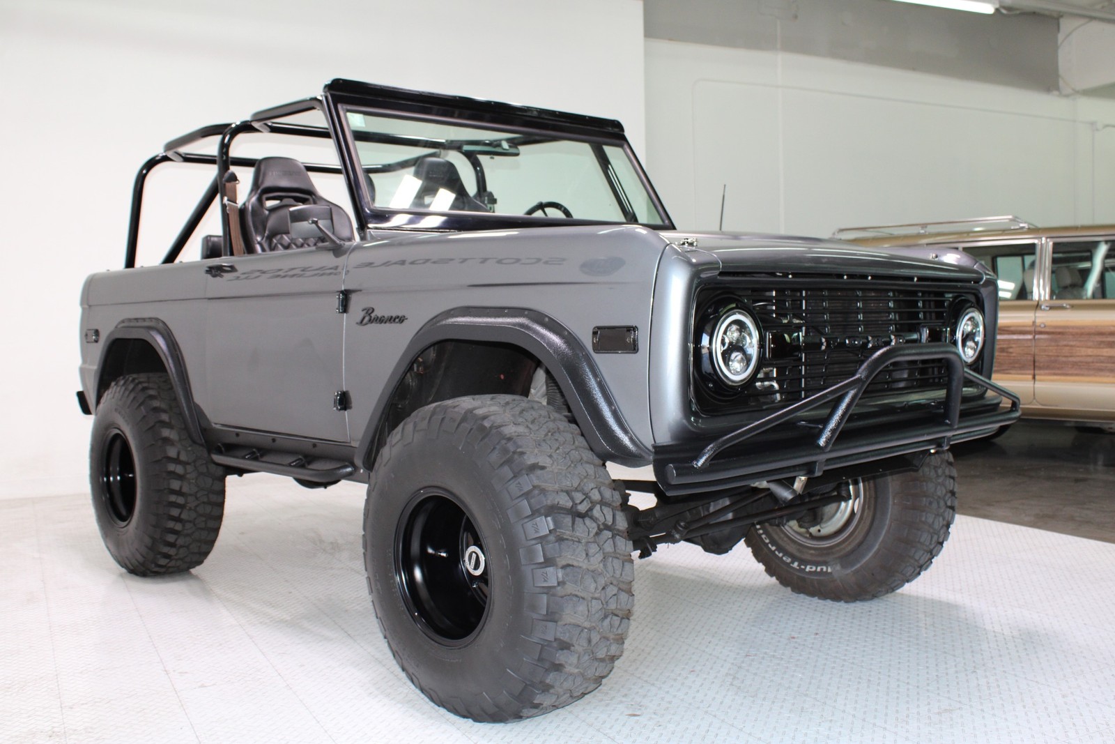 Ford-Bronco-1975-SUV-10