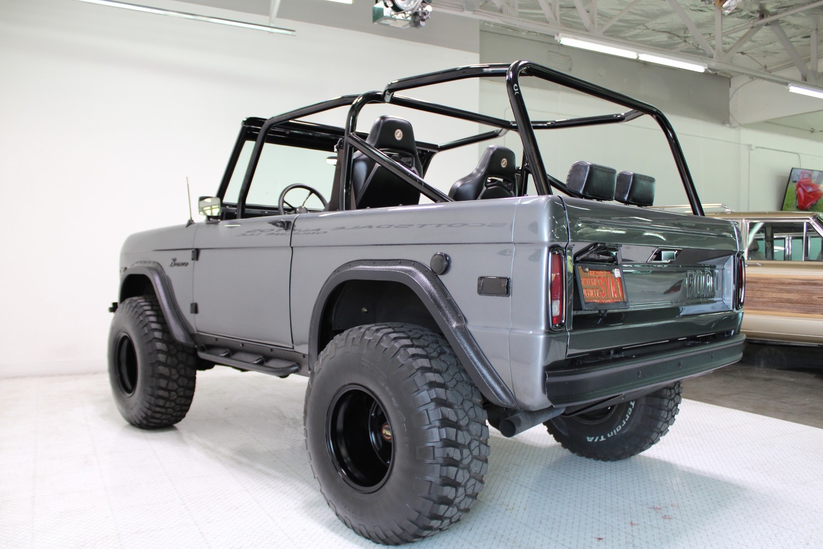 Ford-Bronco-1975-SUV-2