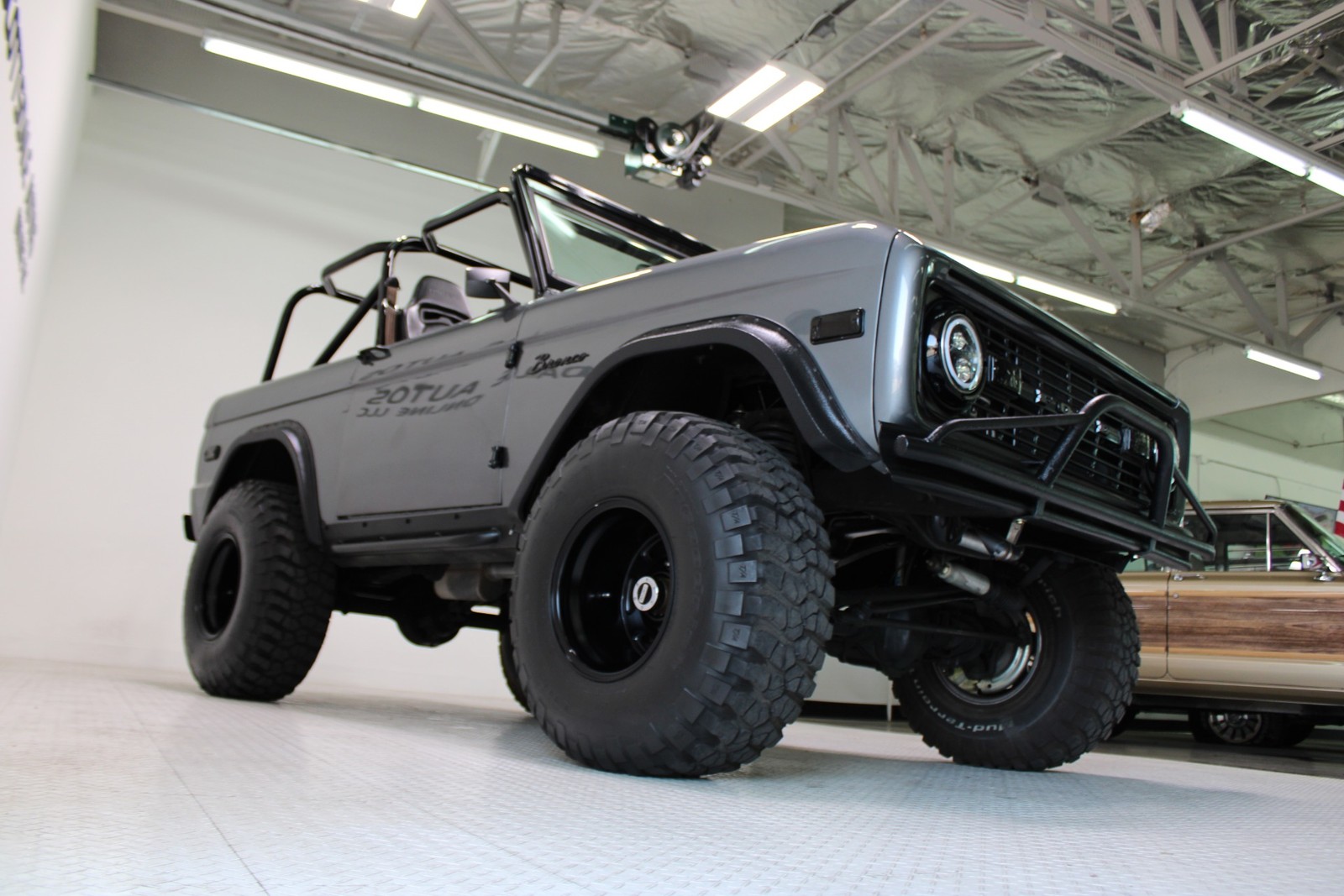 Ford-Bronco-1975-SUV-23