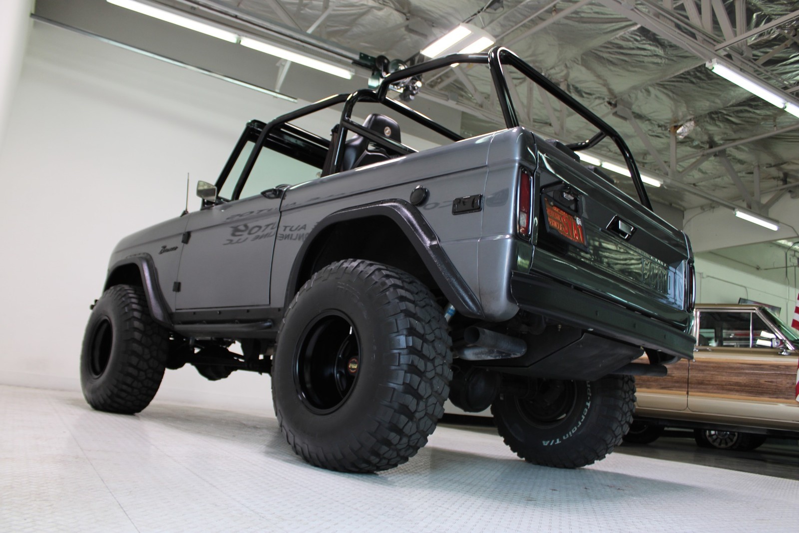 Ford-Bronco-1975-SUV-25