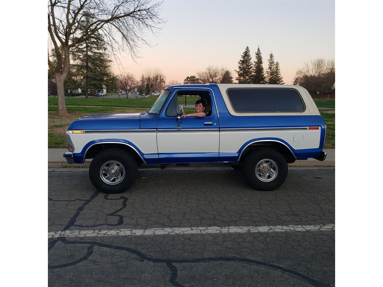 Ford-Bronco-1979-Two-tone-bluewhite-Gray-3