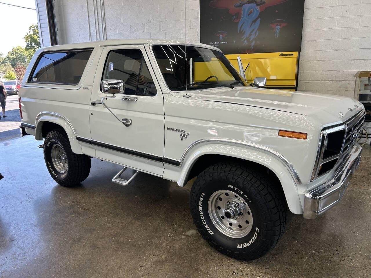 Ford-Bronco-1981-SUV-1