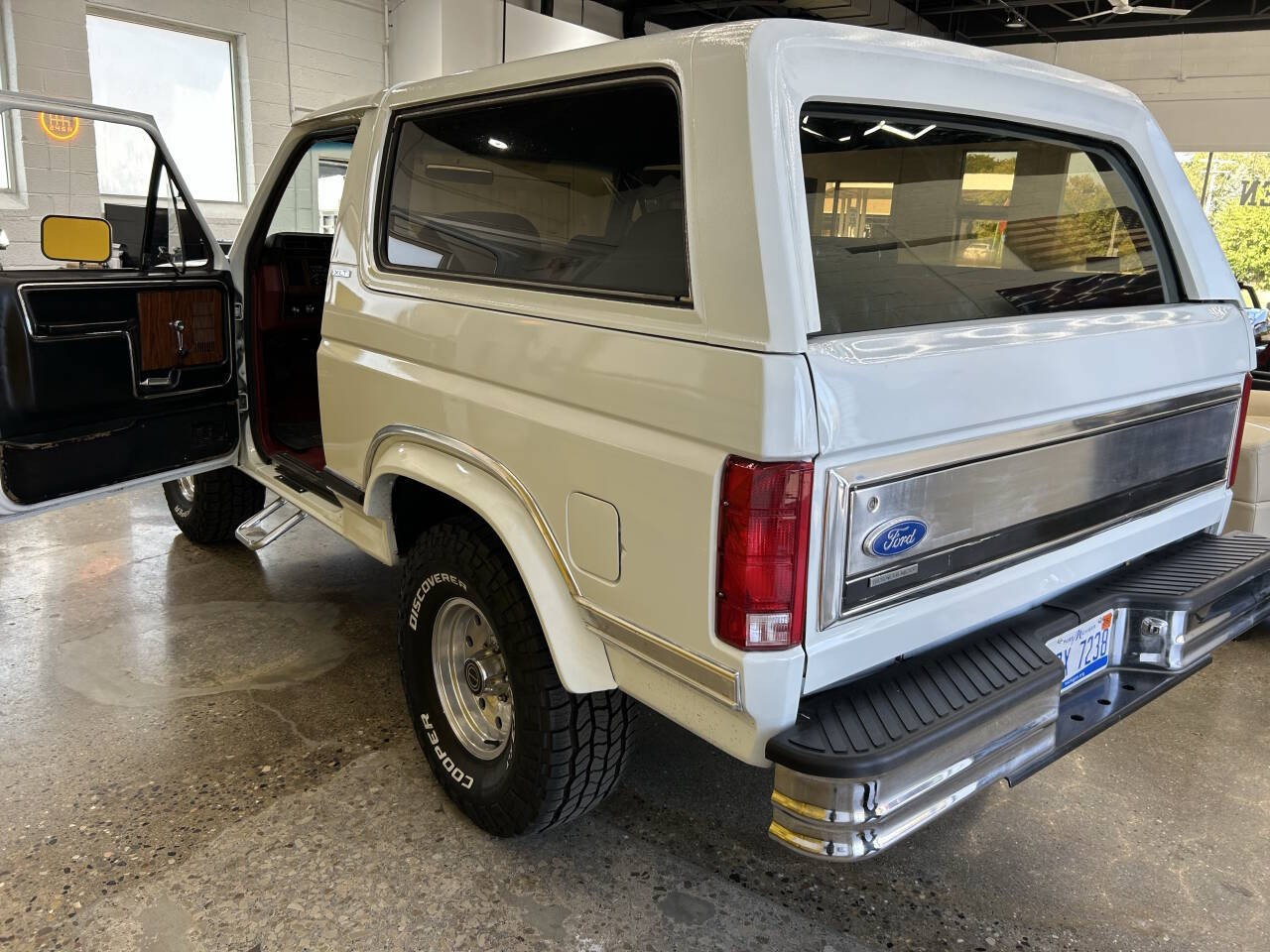 Ford-Bronco-1981-SUV-16