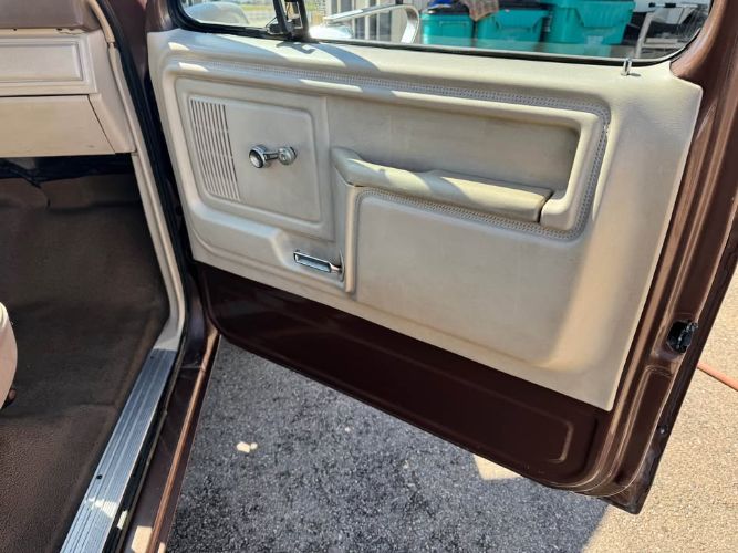 Ford-Bronco-1982-Brown-Tan-11
