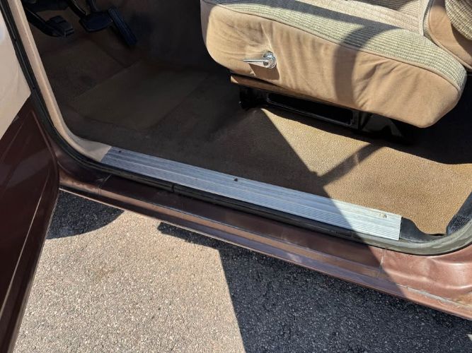 Ford-Bronco-1982-Brown-Tan-12