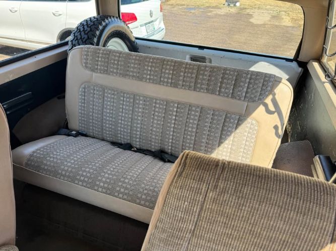 Ford-Bronco-1982-Brown-Tan-13