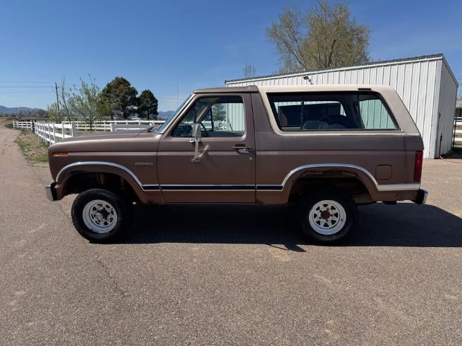 Ford-Bronco-1982-Brown-Tan-18