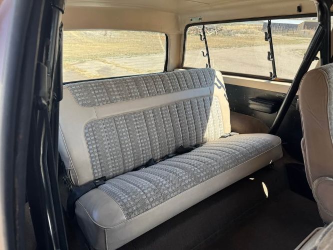 Ford-Bronco-1982-Brown-Tan-2