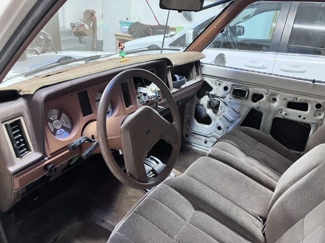 Ford-Bronco-1988-White-Brown-2