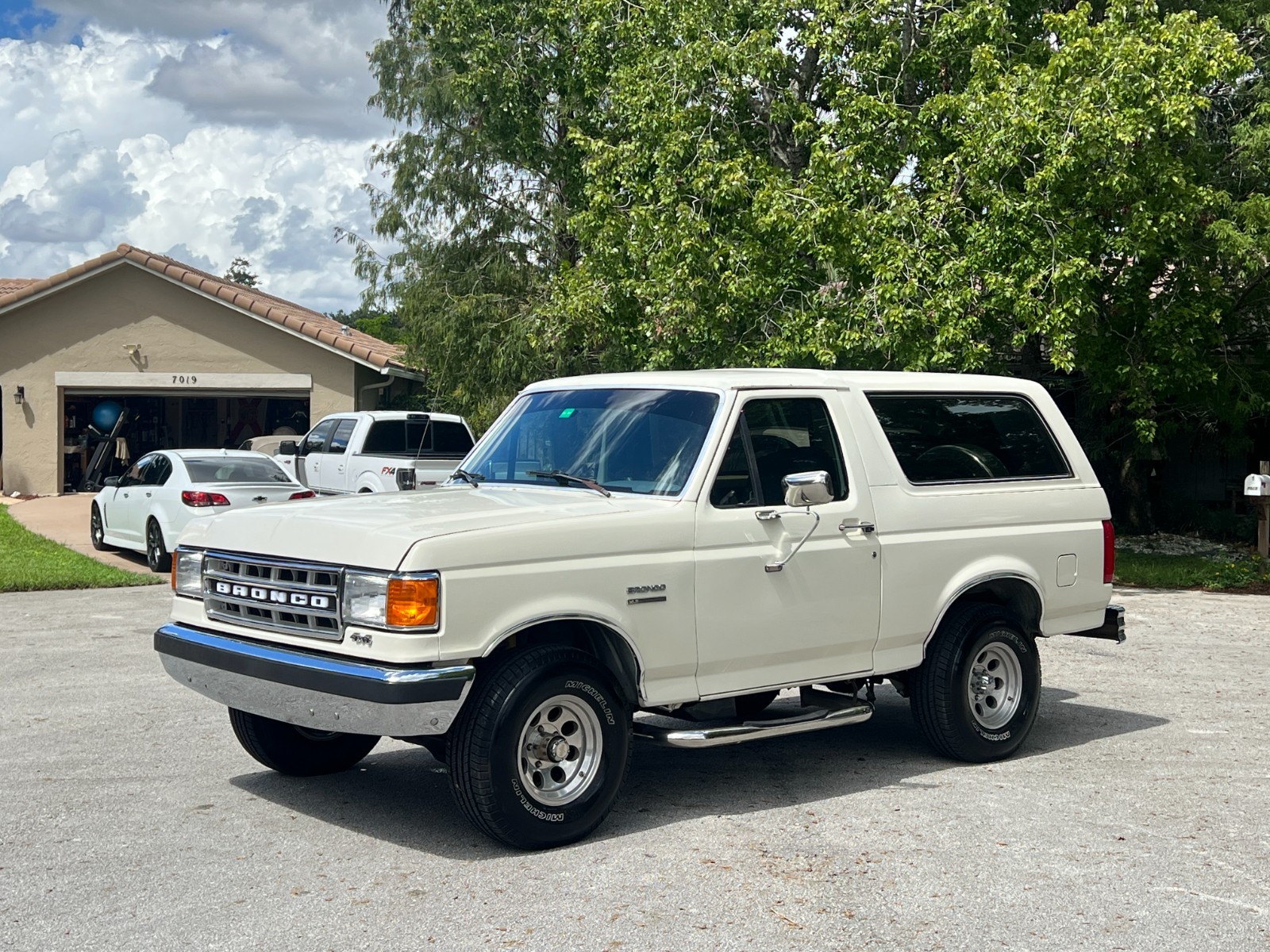 Ford-Bronco-1990-SUV-1