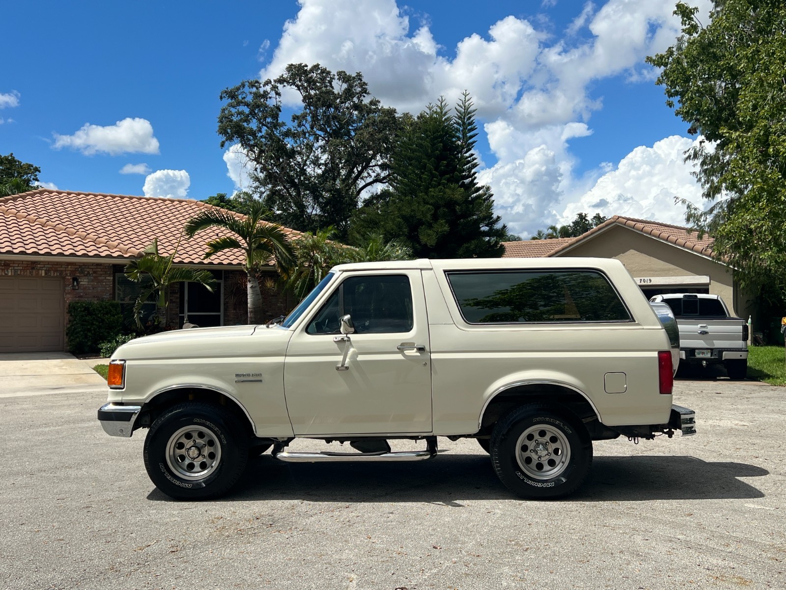 Ford-Bronco-1990-SUV-10