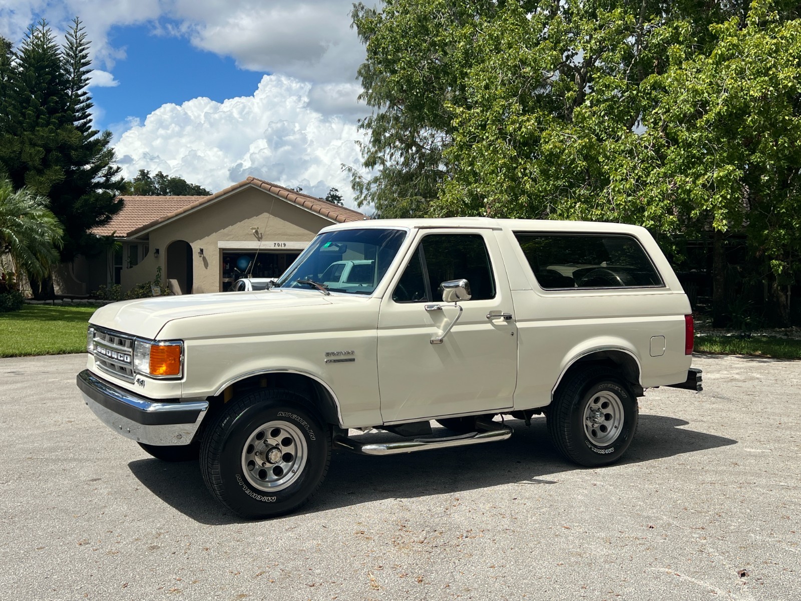 Ford-Bronco-1990-SUV-11