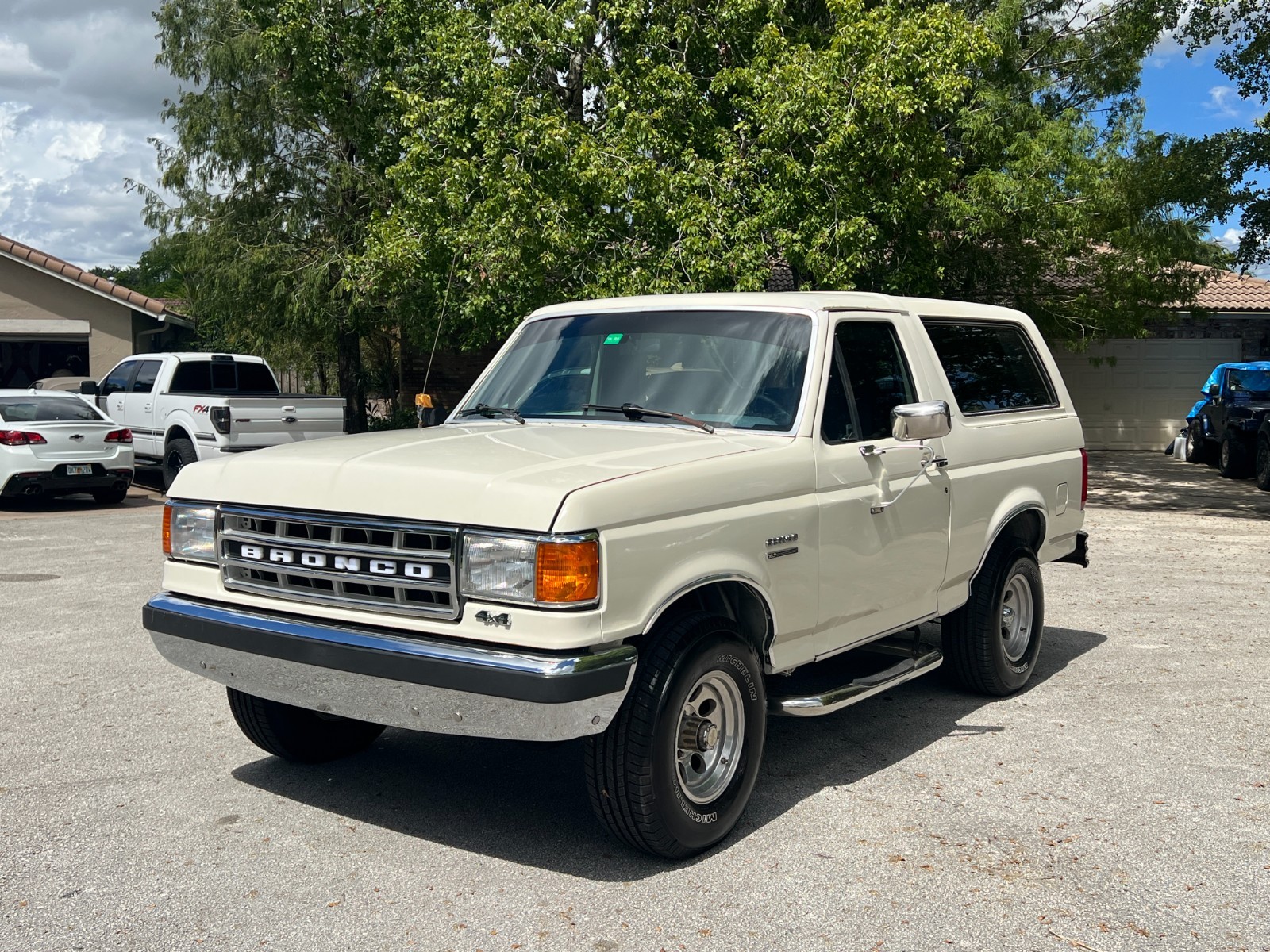 Ford-Bronco-1990-SUV-12