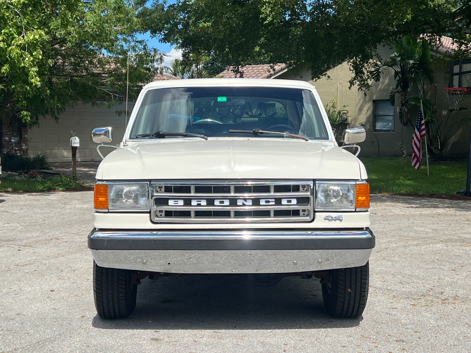 Ford-Bronco-1990-SUV-2