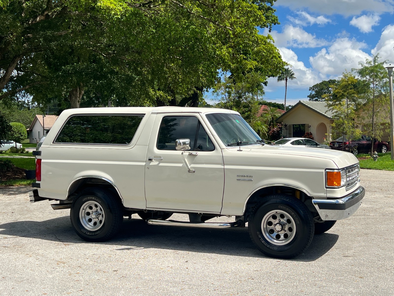 Ford-Bronco-1990-SUV-3