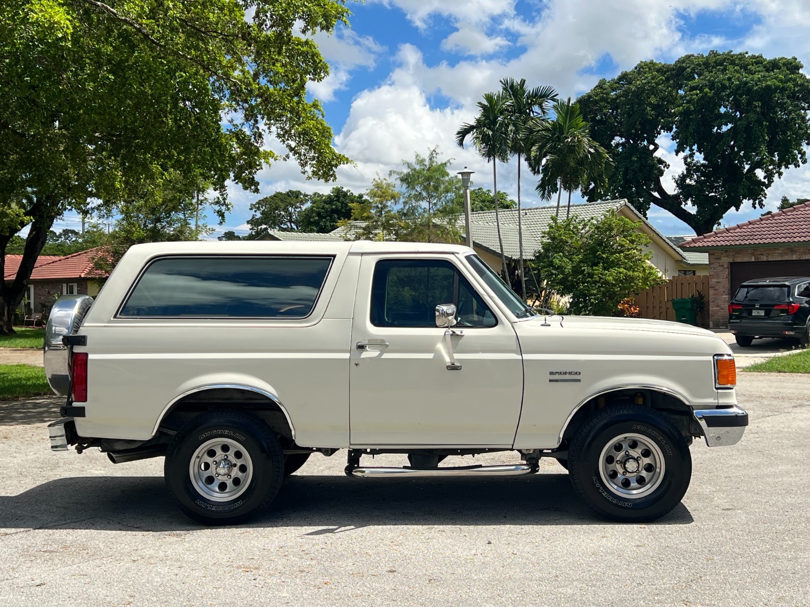 Ford-Bronco-1990-SUV-4