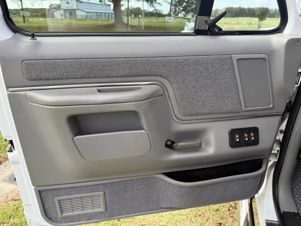 Ford-Bronco-1990-White-Gray-1