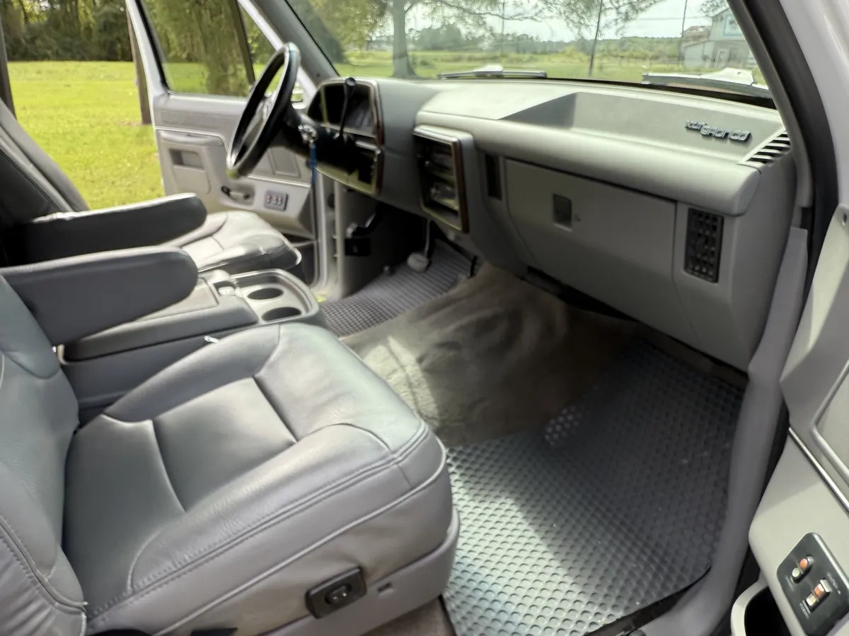 Ford-Bronco-1990-White-Gray-2