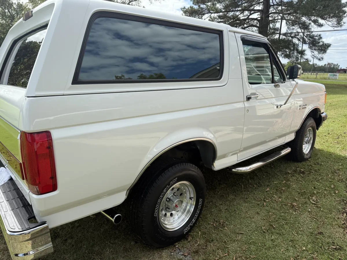 Ford-Bronco-1990-White-Gray-4