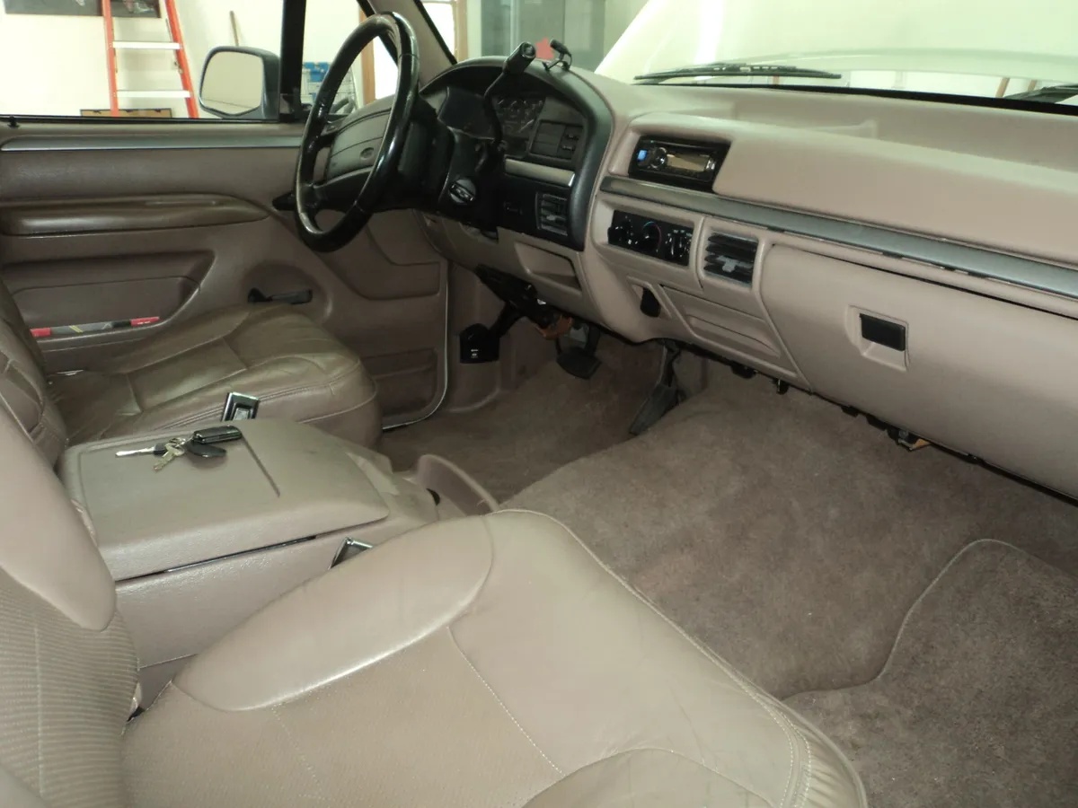 Ford-Bronco-1995-White-Tan-1