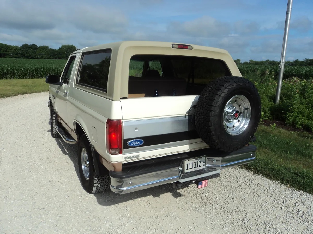 Ford-Bronco-1995-White-Tan-2