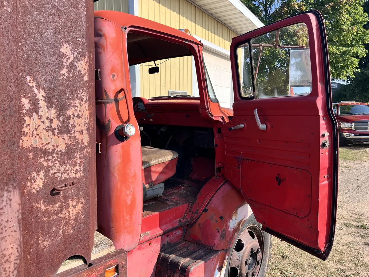 Ford-C-series-1956-Red-Tan-10