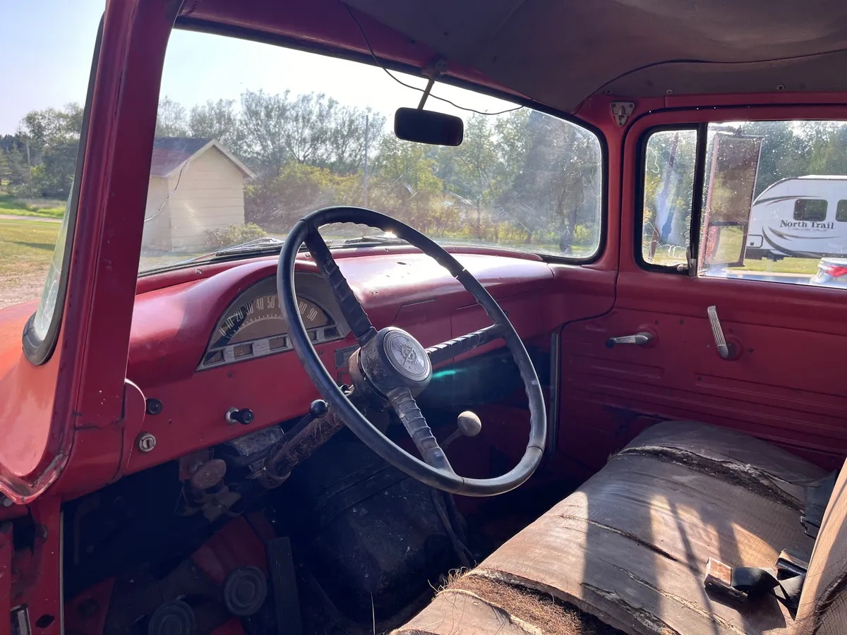 Ford-C-series-1956-Red-Tan-7