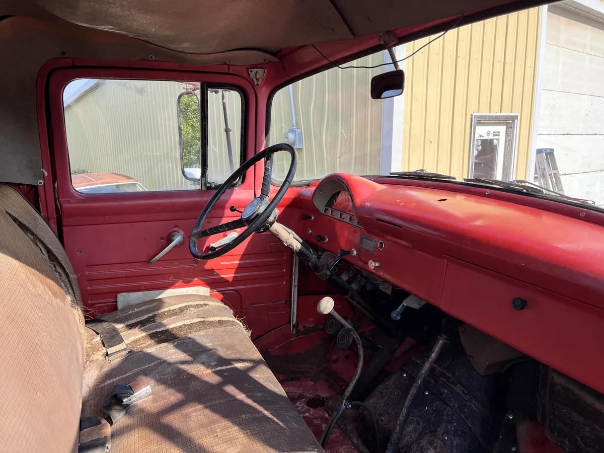 Ford-C-series-1956-Red-Tan-8