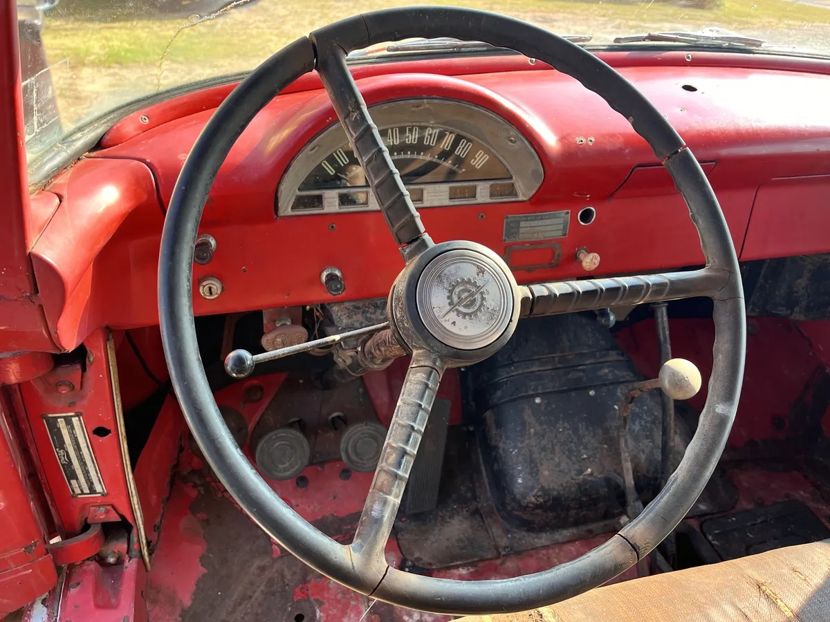 Ford-C-series-1956-Red-Tan-9