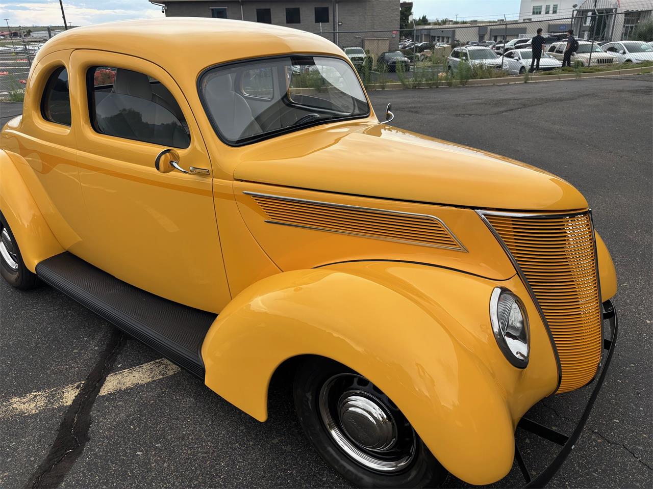 Ford-Coupe-1937-Yellow-White-Black-2