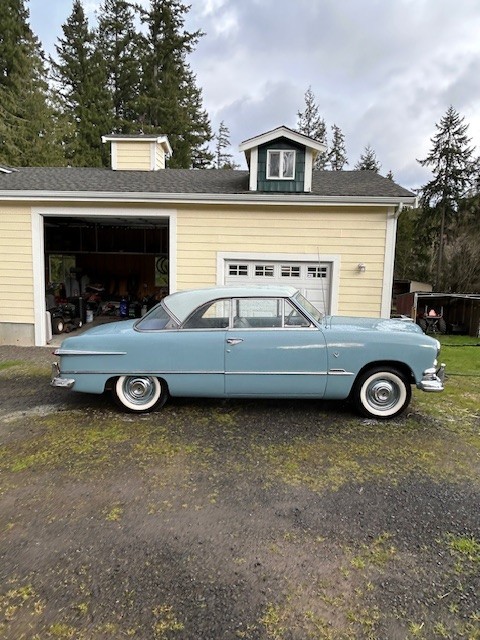 Ford-Crown-Victoria-1951-Sedan-2