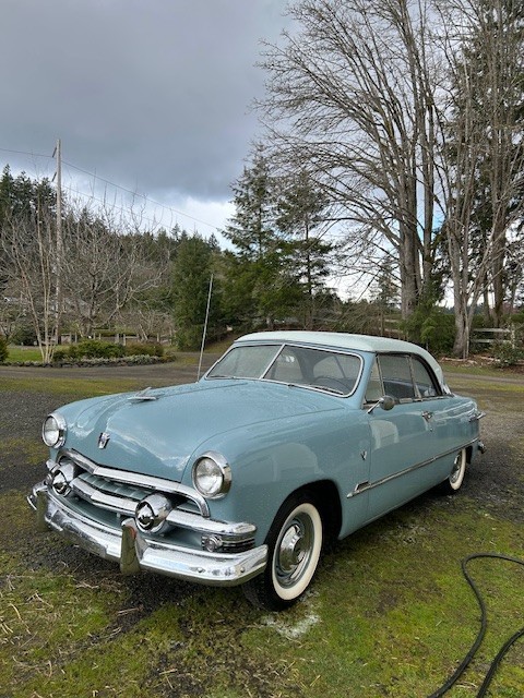 Ford-Crown-Victoria-1951-Sedan