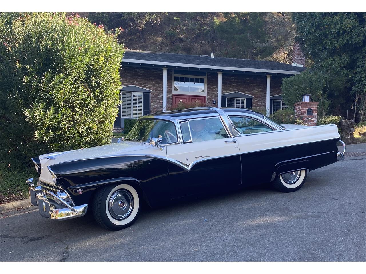 Ford-Crown-victoria-1955-Black-and-white-Black-and-white-14