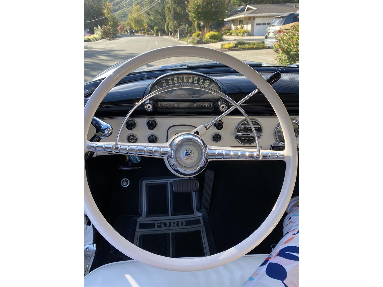 Ford-Crown-victoria-1955-Black-and-white-Black-and-white-16