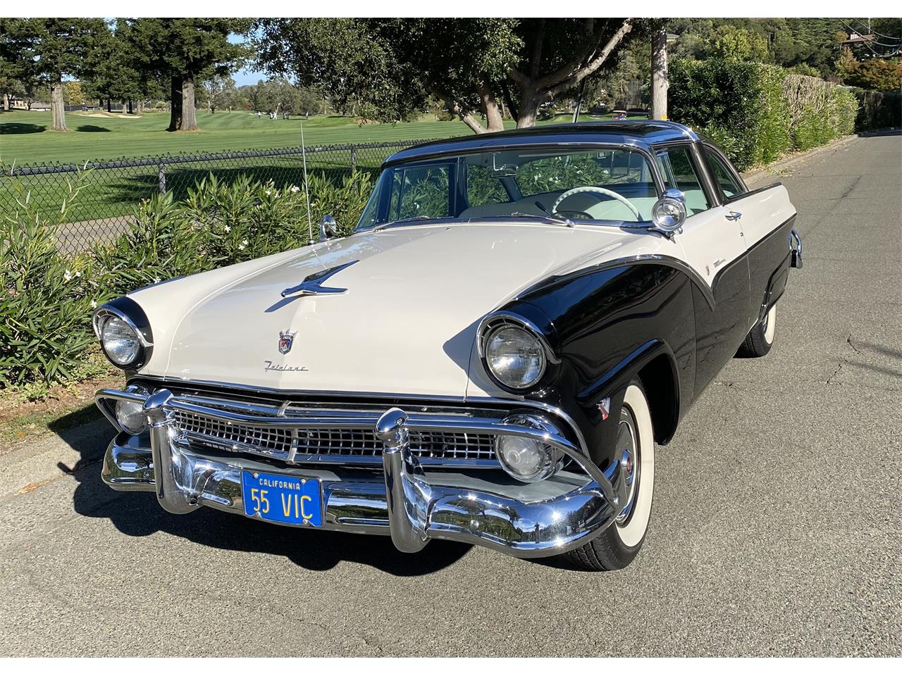 Ford-Crown-victoria-1955-Black-and-white-Black-and-white-2