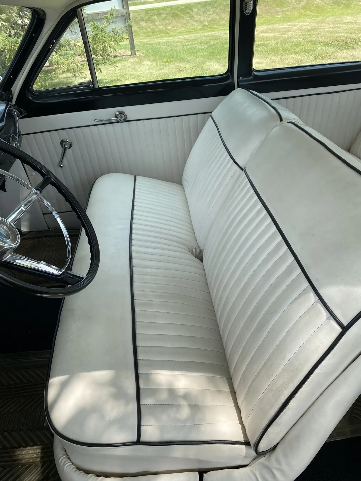 Ford-Custom-1949-Beige-White-13