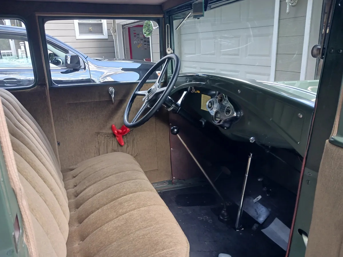 Ford-Deluxe-1931-Elkpoint-Green-Tan-5