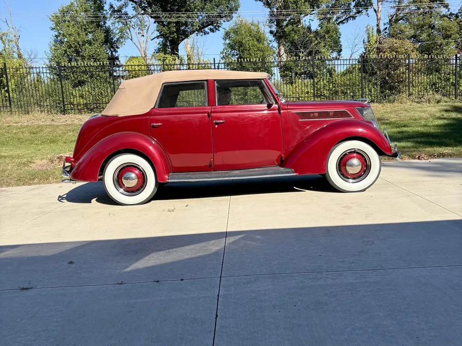 Ford-Deluxe-1937-Red-Tan-1