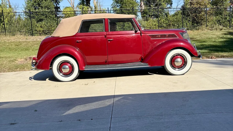 Ford-Deluxe-1937-Red-Tan-2