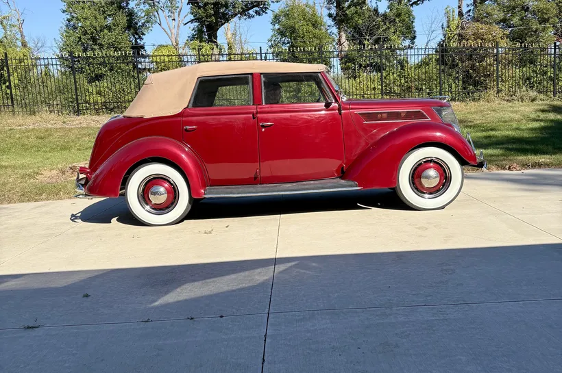 Ford-Deluxe-1937-Red-Tan-4