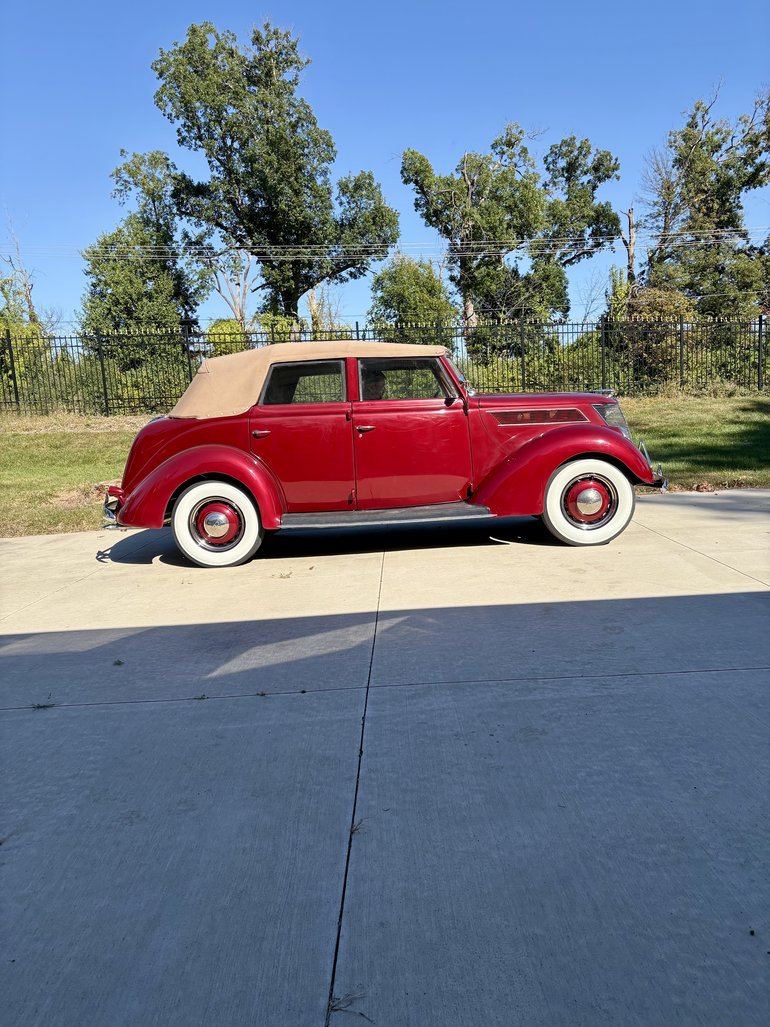 Ford-Deluxe-1937-Red-Tan