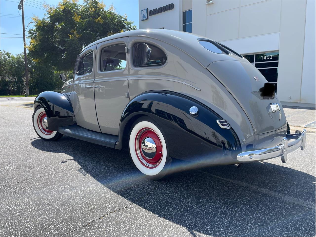 Ford-Deluxe-1940-Black-amp-Gray-Gray-Black-and-Red-11