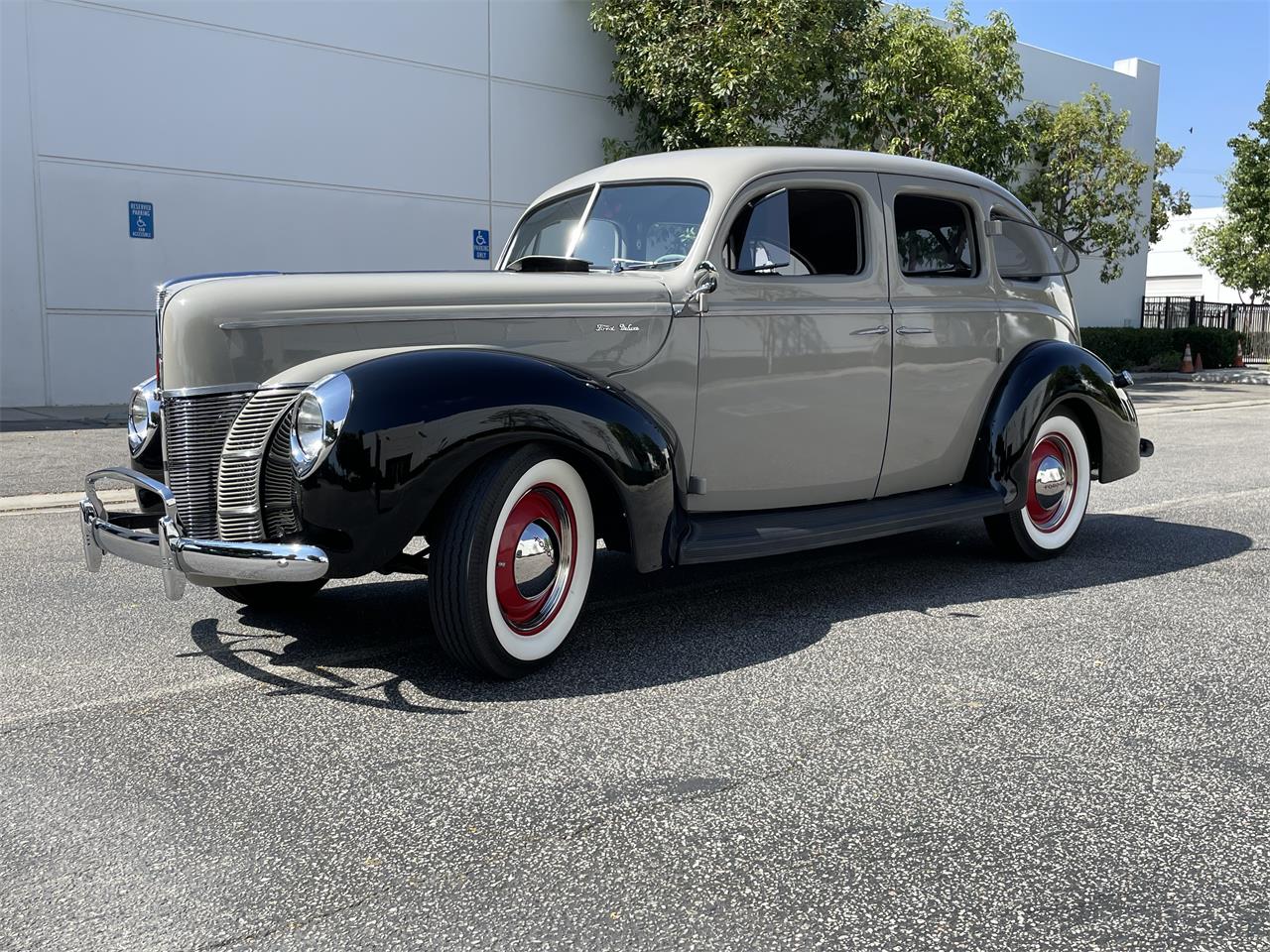 Ford-Deluxe-1940-Black-amp-Gray-Gray-Black-and-Red-12