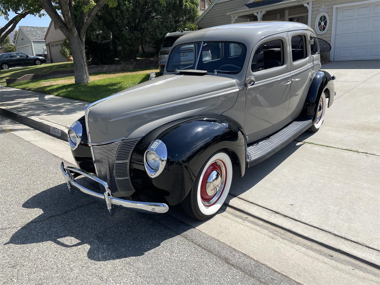 Ford-Deluxe-1940-Black-amp-Gray-Gray-Black-and-Red-13
